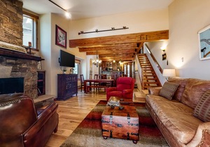 Wonderful condo close to lifts w/deck, full kitchen, fireplace, & washer/dryer