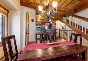 Wonderful condo close to lifts w/deck, full kitchen, fireplace, & washer/dryer