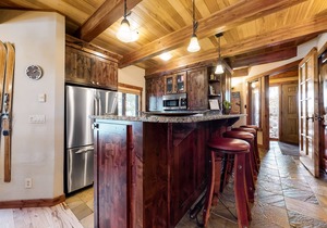 Wonderful condo close to lifts w/deck, full kitchen, fireplace, & washer/dryer