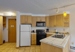Wonderful Studio in Complex w/Ski-In/Ski-Out Access + Shared Pool & Hot Tub/WiFi