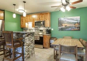 Wonderfully Renovated Condo, Walk to Beaver Creek Resort