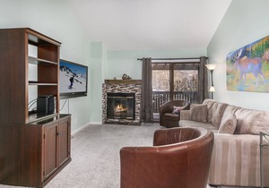 Wonderfully Renovated Condo, Walk to Beaver Creek Resort