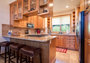 X2702 | Luxury Townhome | Nice Deck | Winter Shuttle | Pool | Hot Tub