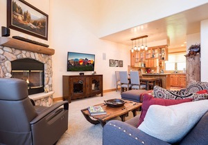 X2702 | Luxury Townhome | Nice Deck | Winter Shuttle | Pool | Hot Tub