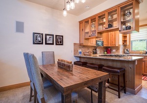 X2702 | Luxury Townhome | Nice Deck | Winter Shuttle | Pool | Hot Tub