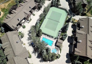 X2702 | Luxury Townhome | Nice Deck | Winter Shuttle | Pool | Hot Tub