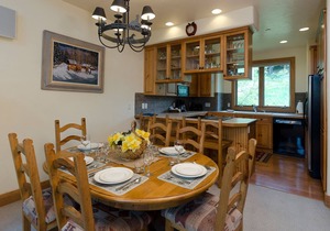 X2782 | Walk to Base Area | Winter Shuttle | Pool | Hot Tub | Nice Views