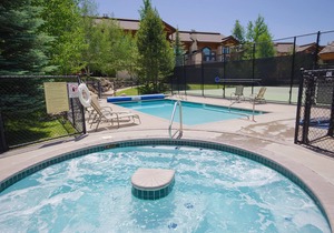X2782 | Walk to Base Area | Winter Shuttle | Pool | Hot Tub | Nice Views
