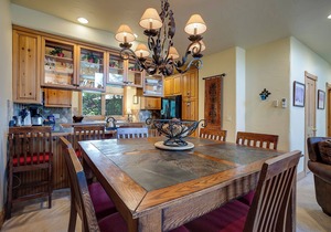 X2839 | Vaulted Ceilings | Winter Shuttle | Pool | Close to Slopes | Hot Tub