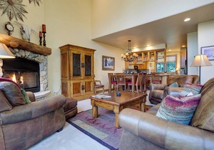 X2839 | Vaulted Ceilings | Winter Shuttle | Pool | Close to Slopes | Hot Tub