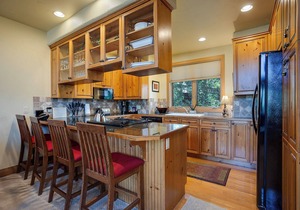 X2839 | Vaulted Ceilings | Winter Shuttle | Pool | Close to Slopes | Hot Tub