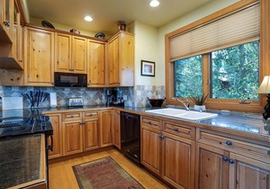 X2839 | Vaulted Ceilings | Winter Shuttle | Pool | Close to Slopes | Hot Tub