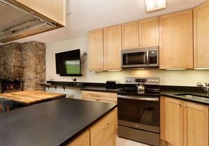 Your Snowmass Getaway! Outdoor Pool & Hot Tub, Patio & Grill, Wood FP, Parking, Next to Village