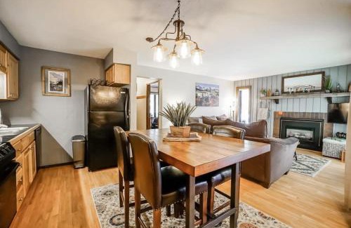 Warrior's Mark House | 1 BR Condo Walk to Lift and Main St Plus Pool with View