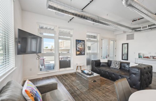 River North Art District Condo | 128 m² Condo ∙ 2 bedrooms ∙ 8 guests