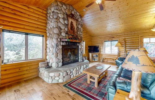 Rainbow Valley Cabin | 123 m² Cabin ∙ 3 bedrooms ∙ 7 guests