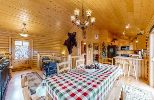 Rainbow Valley Cabin | 123 m² Cabin ∙ 3 bedrooms ∙ 7 guests