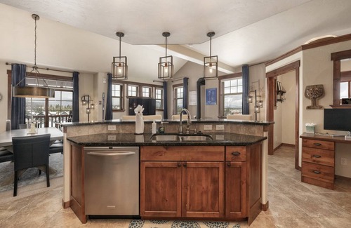 Fraser Condo | 126 m² Condo ∙ 3 bedrooms ∙ 10 guests