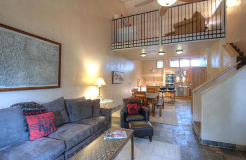 Avon House | 127 Ridgepoint Townhouse