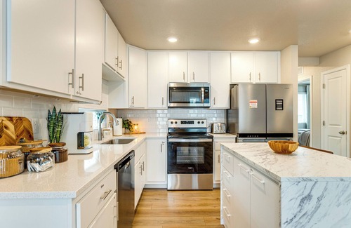 Gateway House | 13 Mi to Dtwn Denver: Spacious Home w/Balcony!