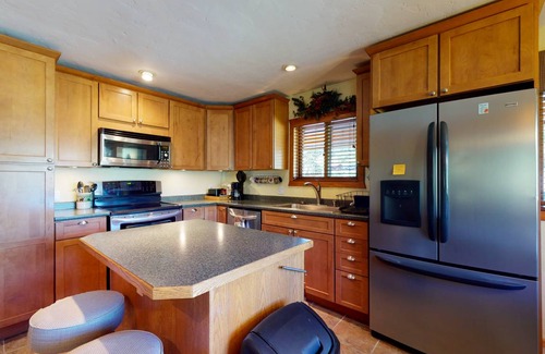 Ponderosa Pines Cabin | 144 m² Cabin ∙ 3 bedrooms ∙ 8 guests