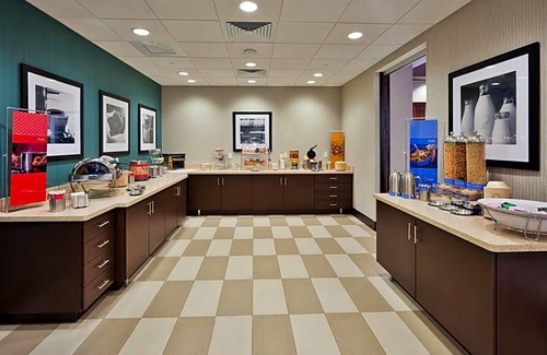 Gateway Hotel | 2-Star Hotel ∙ Hampton Inn & Suites Denver Airport / Gateway Park