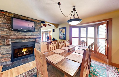 Highland Meadows Apartment | 2010 Vermont Duplex #1B West
