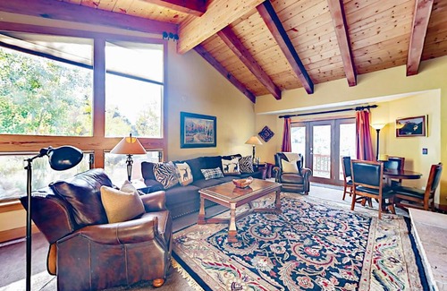 Highland Meadows Apartment | 2010 Vermont Duplex #1B West