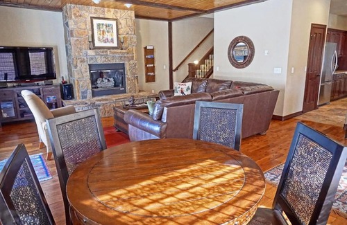 Highland Meadows House | 2095 Vermont Rd W Five Bedroom Home