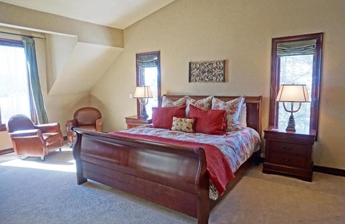 Highland Meadows House | 2095 Vermont Rd W Five Bedroom Home