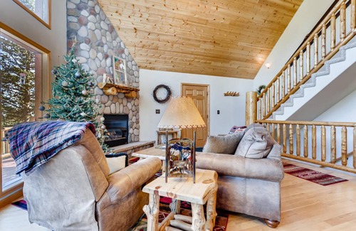 Valley of the Sun Cabin | 227 m² Cabin ∙ 3 bedrooms ∙ 8 guests