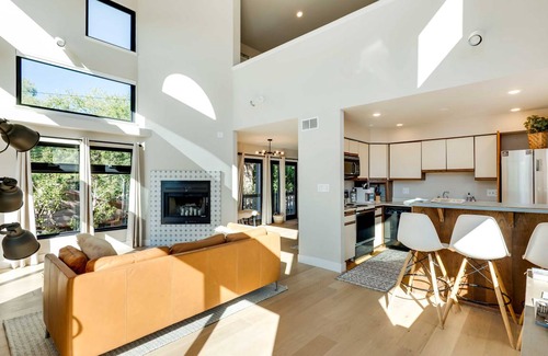 Broadmoor House | 232 m² House ∙ 2 bedrooms ∙ 5 guests