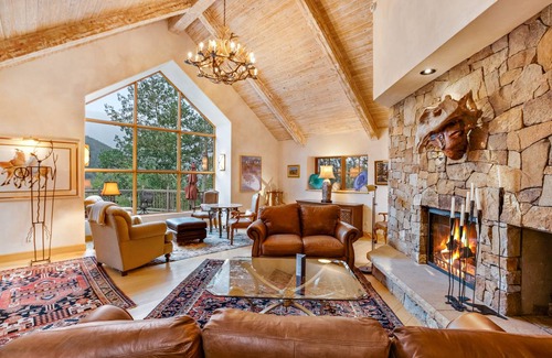 Aspen House | 238 m² House ∙ 3 bedrooms ∙ 6 guests