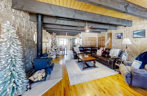 Rio Vista Estates Cabin | 260 m² Cabin ∙ 4 bedrooms ∙ 10 guests