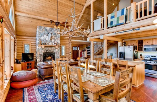 Valley of the Sun Cabin | 273 m² Cabin ∙ 4 bedrooms ∙ 8 guests
