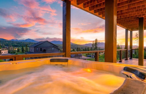 Rendezvous House | 279 m² House ∙ 5 bedrooms ∙ 12 guests