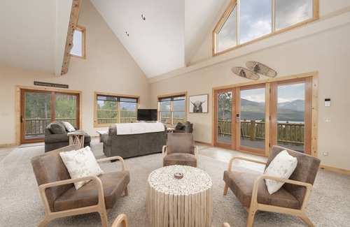 Grand Lake Cabin | 288 m² Cabin ∙ 4 bedrooms ∙ 16 guests