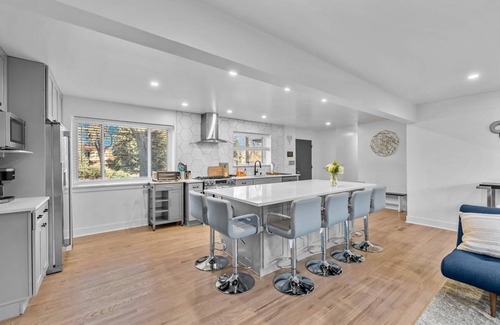 Mid-Lakewood House | 290 m² House ∙ 7 bedrooms ∙ 16 guests