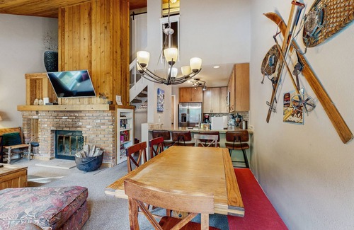 Vail Condo | 2BR East Vail Condo w/Hot Tub, Market, Free Shuttle