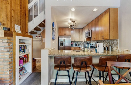 Vail Condo | 2BR East Vail Condo w/Hot Tub, Market, Free Shuttle