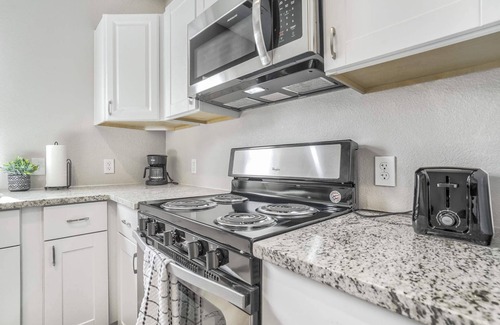 Monument House | 2BR Modern Cottage with Hot Tub in Monument Near USAFA, Park