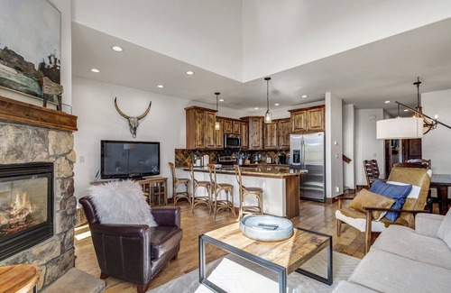 Wildernest House | 3 Bedroom Townhome with Private Hot Tub!
