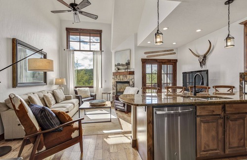 Wildernest House | 3 Bedroom Townhome with Private Hot Tub!