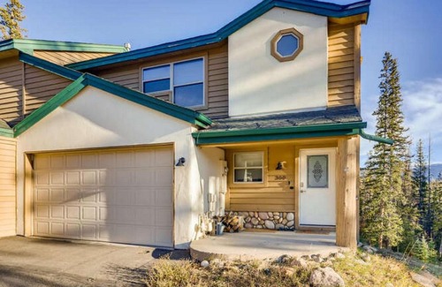 Wildernest House | 300 Lodgepole by Book by Owner