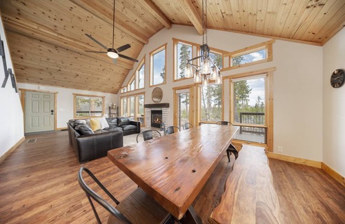 Grand Lake Cabin | 316 m² Cabin ∙ 5 bedrooms ∙ 16 guests