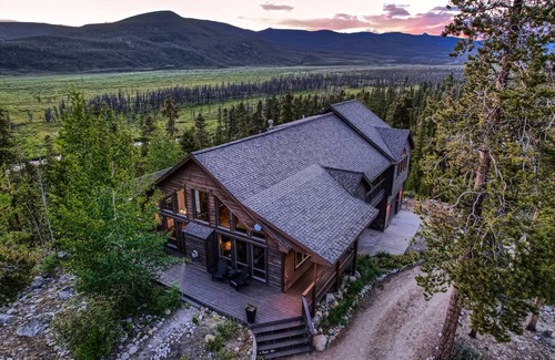 Grand Lake Cabin | 316 m² Cabin ∙ 5 bedrooms ∙ 16 guests