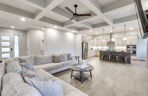 Grand Junction House | 325 m² House ∙ 4 bedrooms ∙ 17 guests