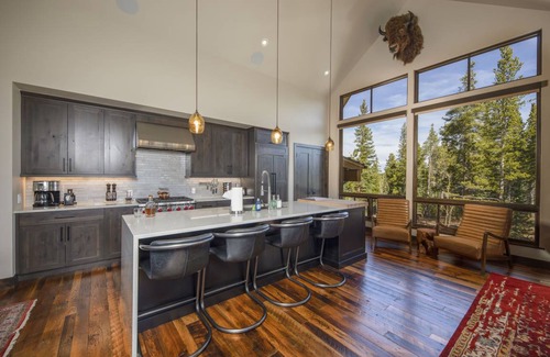 Peak 8 House | 335 m² House ∙ 5 bedrooms ∙ 11 guests