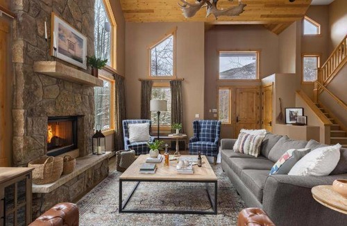 Highland Meadows House | 343 m² House ∙ 1 bedroom ∙ 12 guests