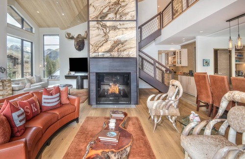 Golden Peak Condo | 372 m² Condo ∙ 5 bedrooms ∙ 20 guests